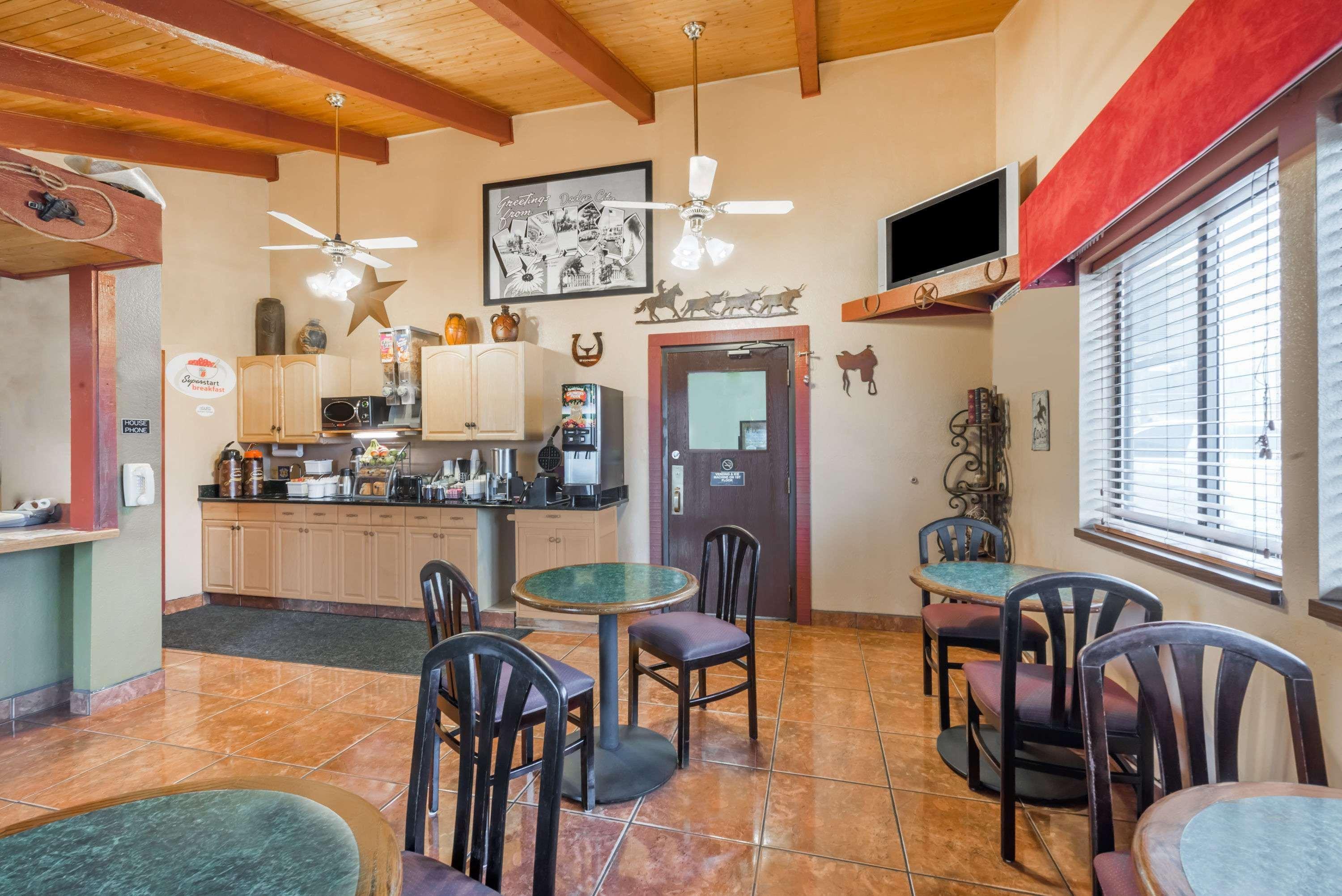 Super 8 By Wyndham Dodge City Exterior photo