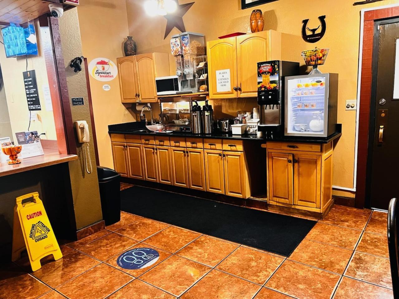 Super 8 By Wyndham Dodge City Exterior photo
