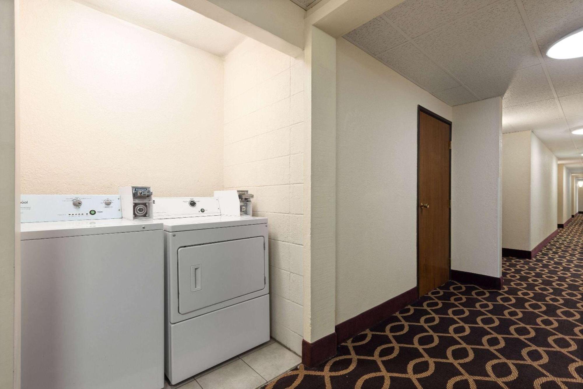 Super 8 By Wyndham Dodge City Exterior photo