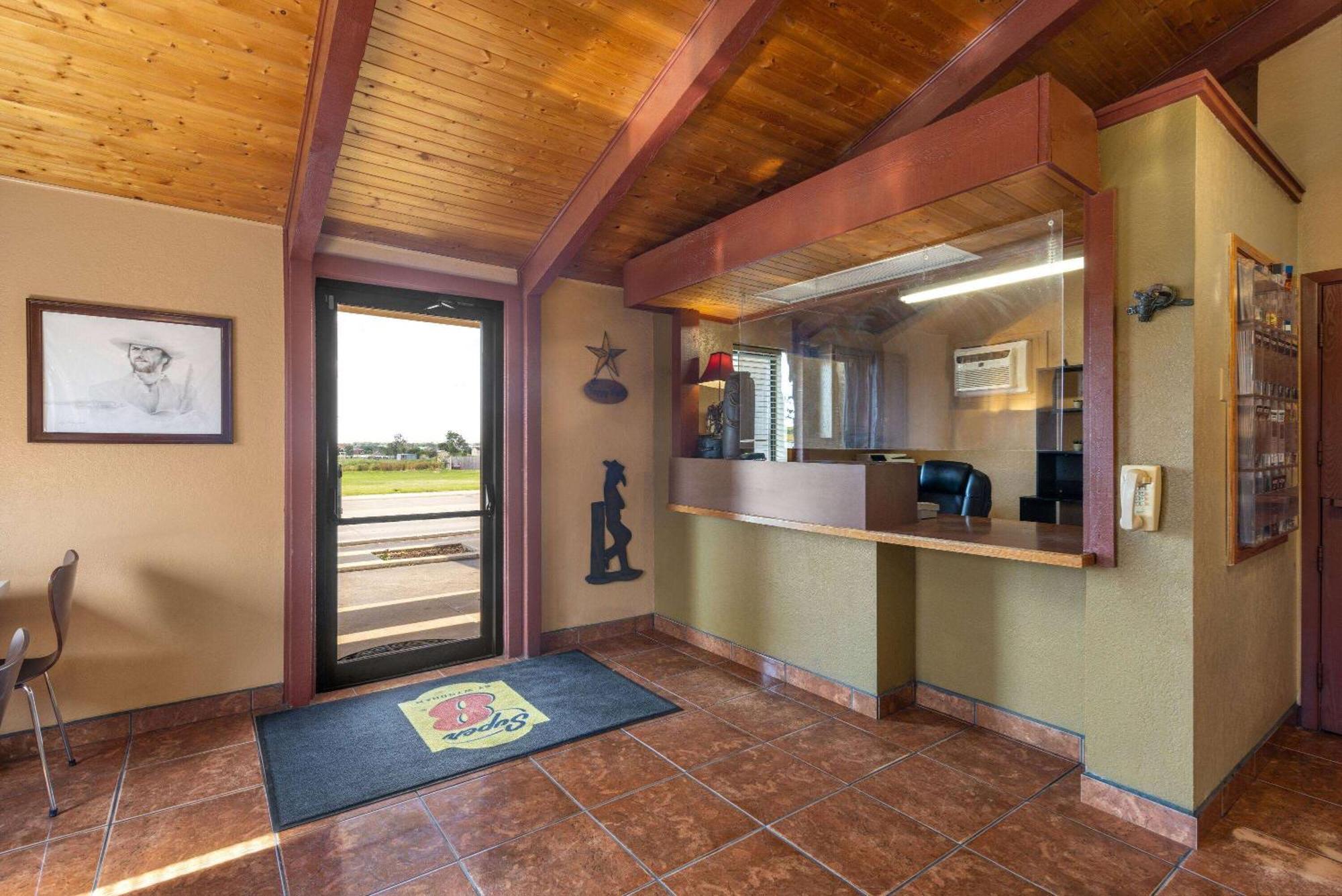 Super 8 By Wyndham Dodge City Exterior photo