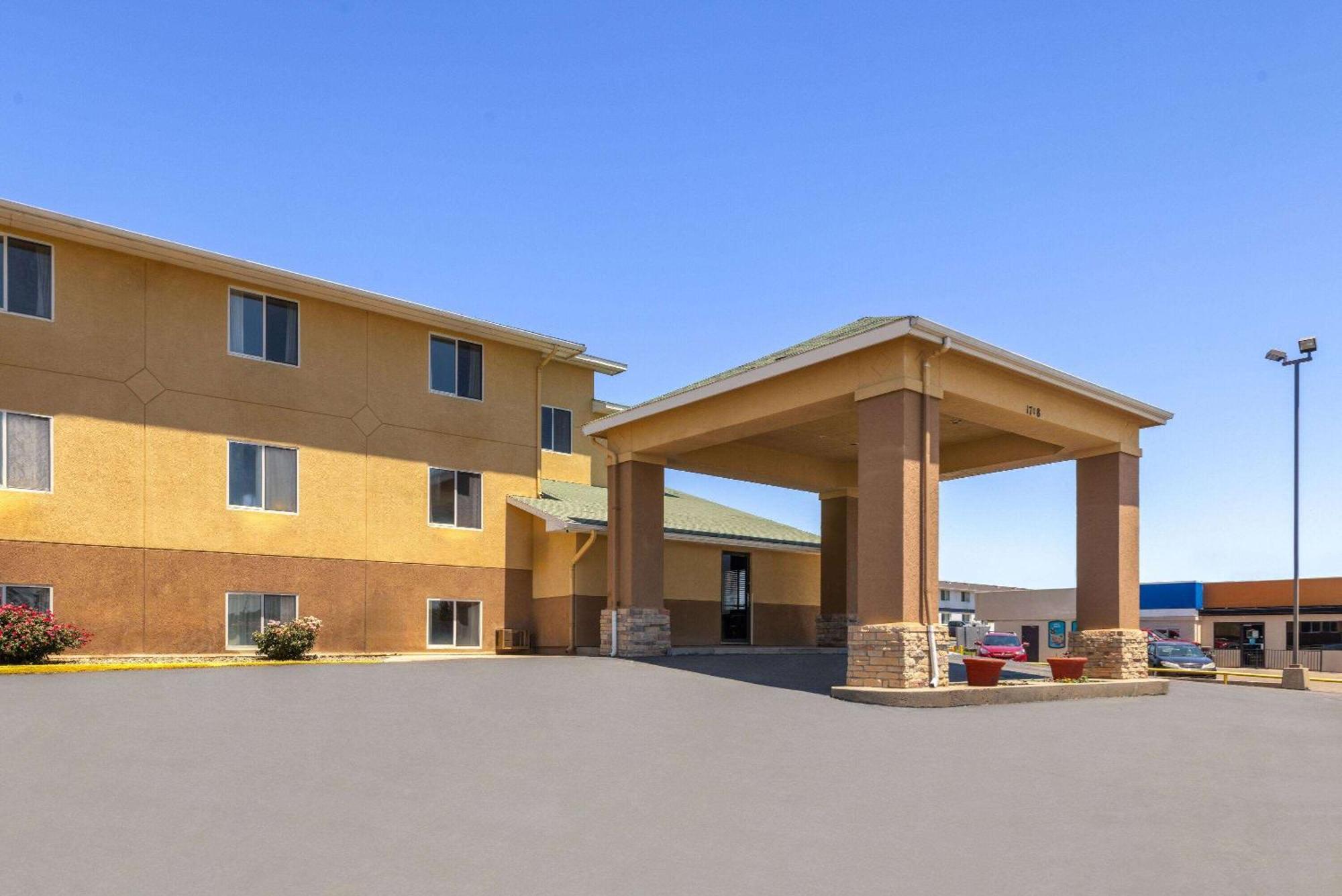 Super 8 By Wyndham Dodge City Exterior photo