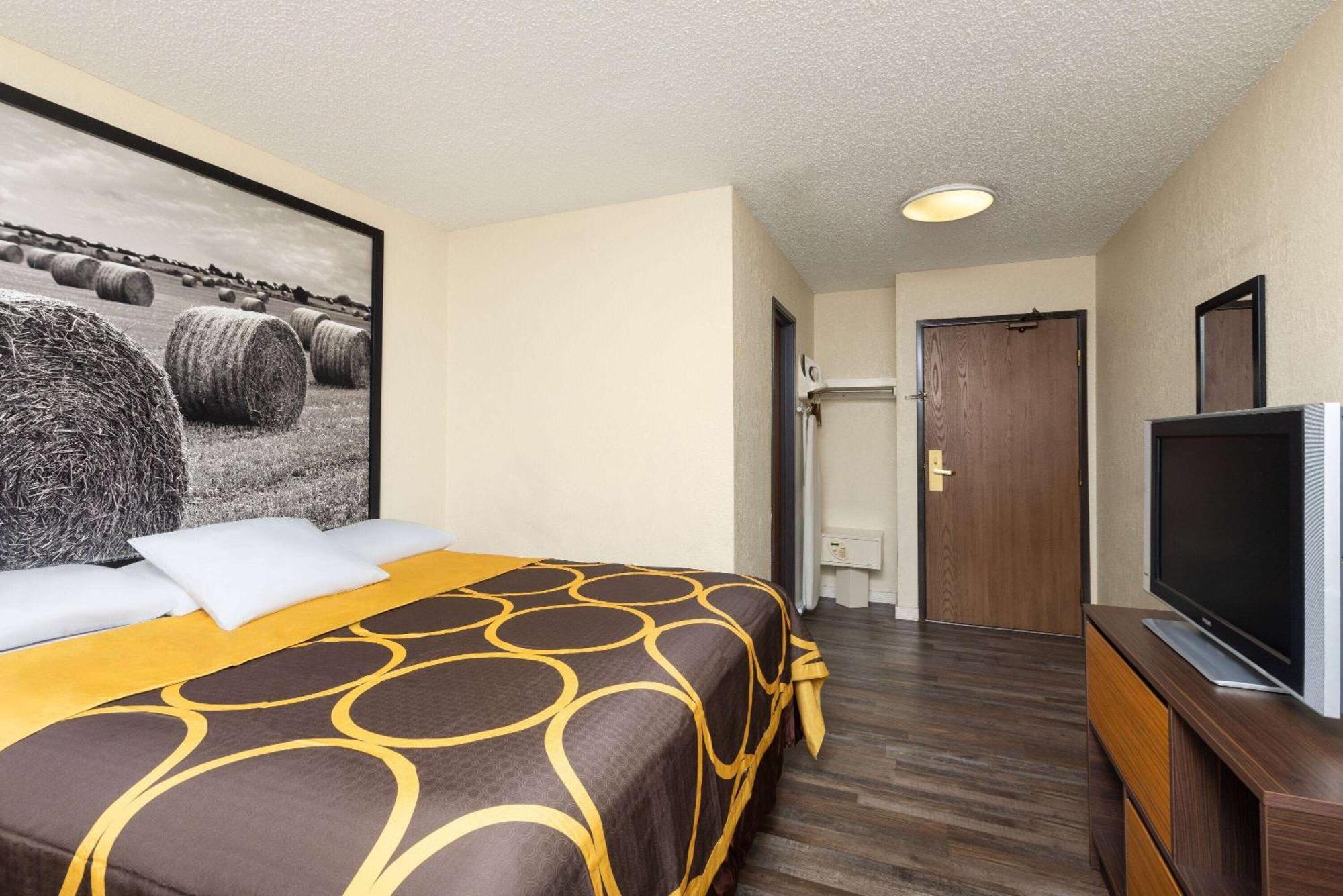 Super 8 By Wyndham Dodge City Exterior photo