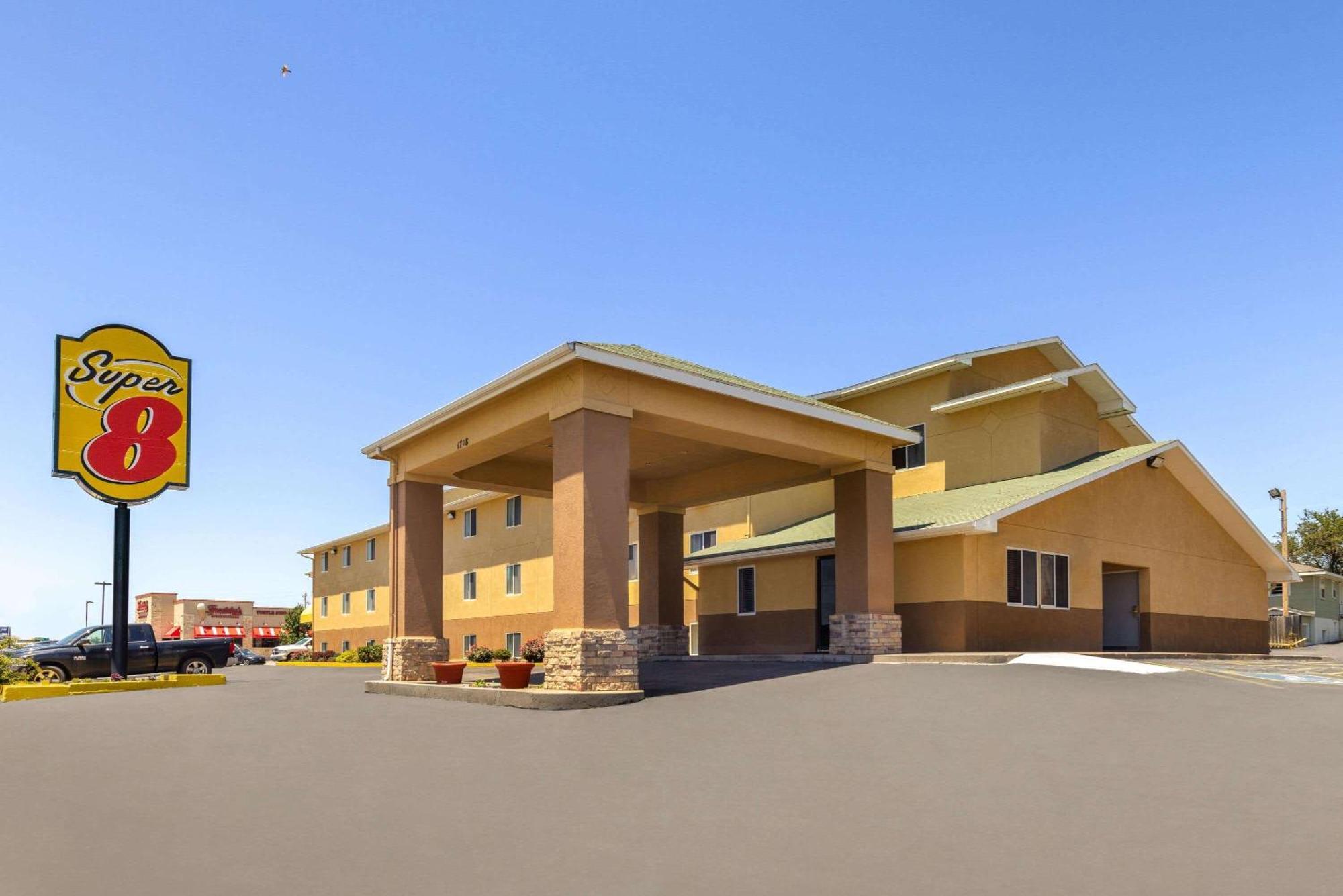 Super 8 By Wyndham Dodge City Exterior photo